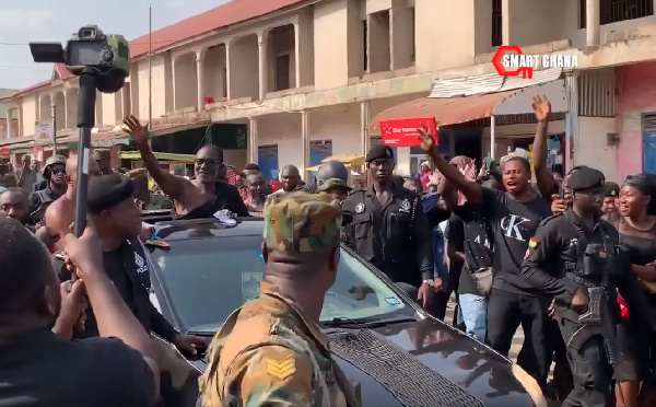 VIDEO: Heavy security presence as new Offinsohene drives through town after taking oath