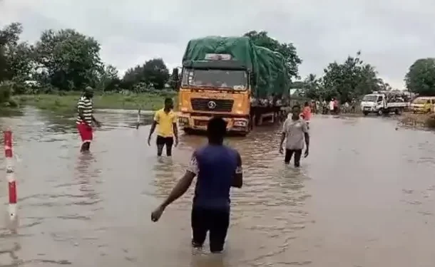 GHA closes portions of Atebubu-Kumasi highway as White Volta cuts-off communities