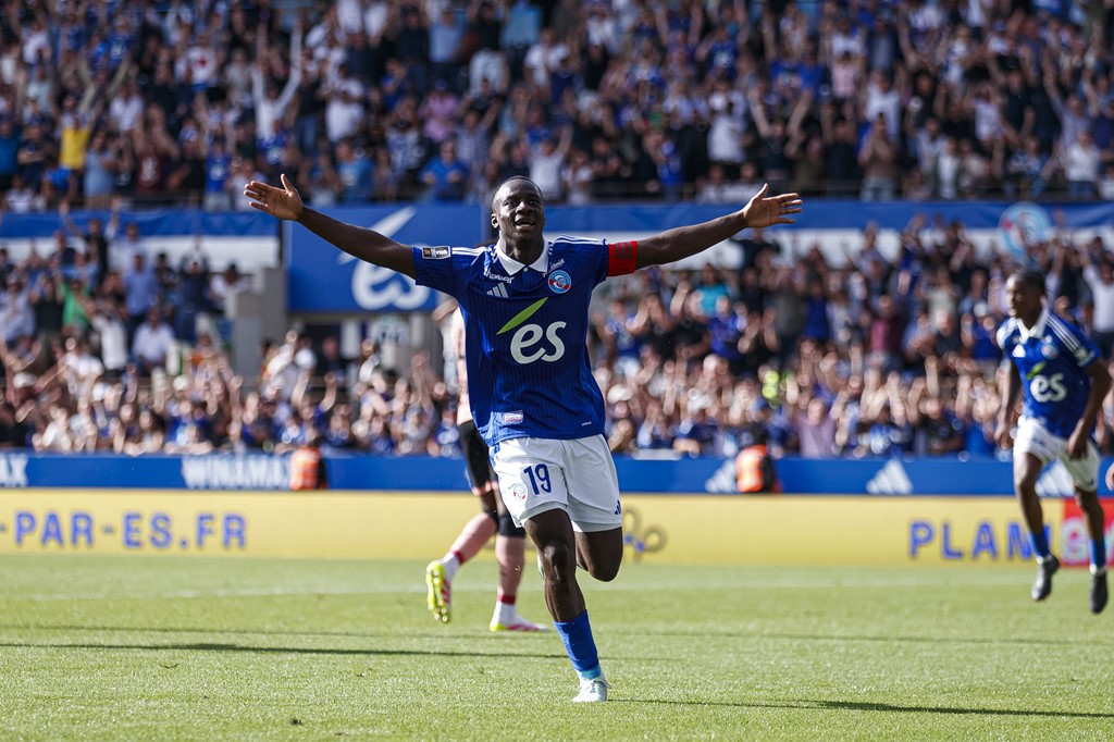 Sunderland agrees to pay club record fee for Senegalese midfielder Habib Diarra from Strasbourg Sunderland agrees to pay club record fee for Senegalese midfielder Habib Diarra from Strasbourg