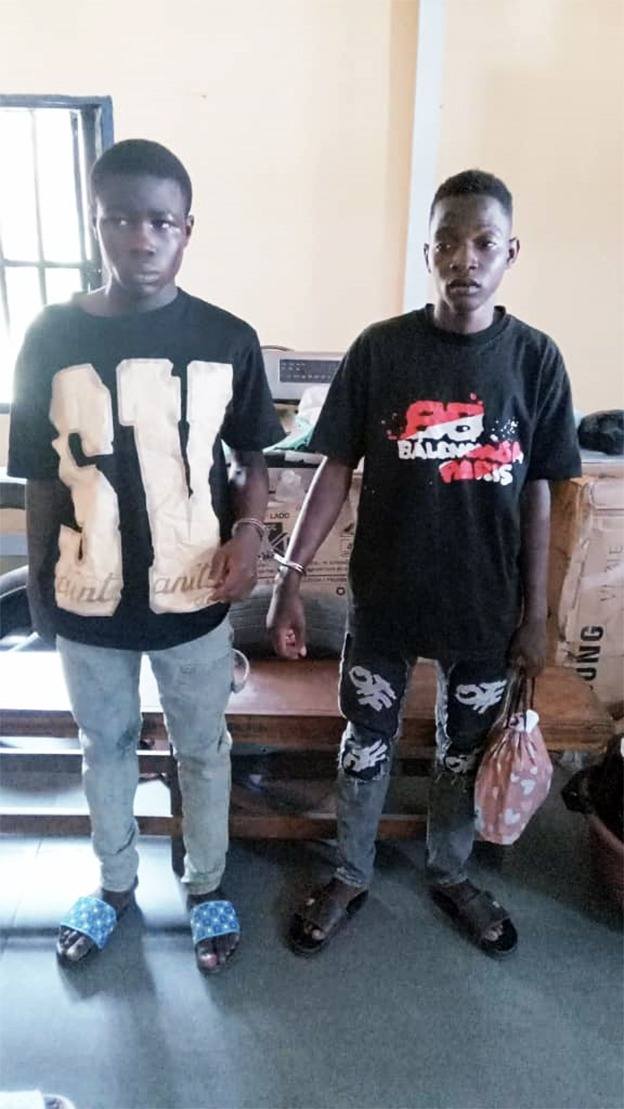 Tema: Armed robbers slit neck of policewoman and rob her iPhone XR