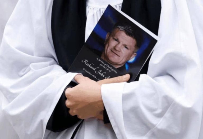 Thousands pay tribute to boxing legend Ricky Hatton