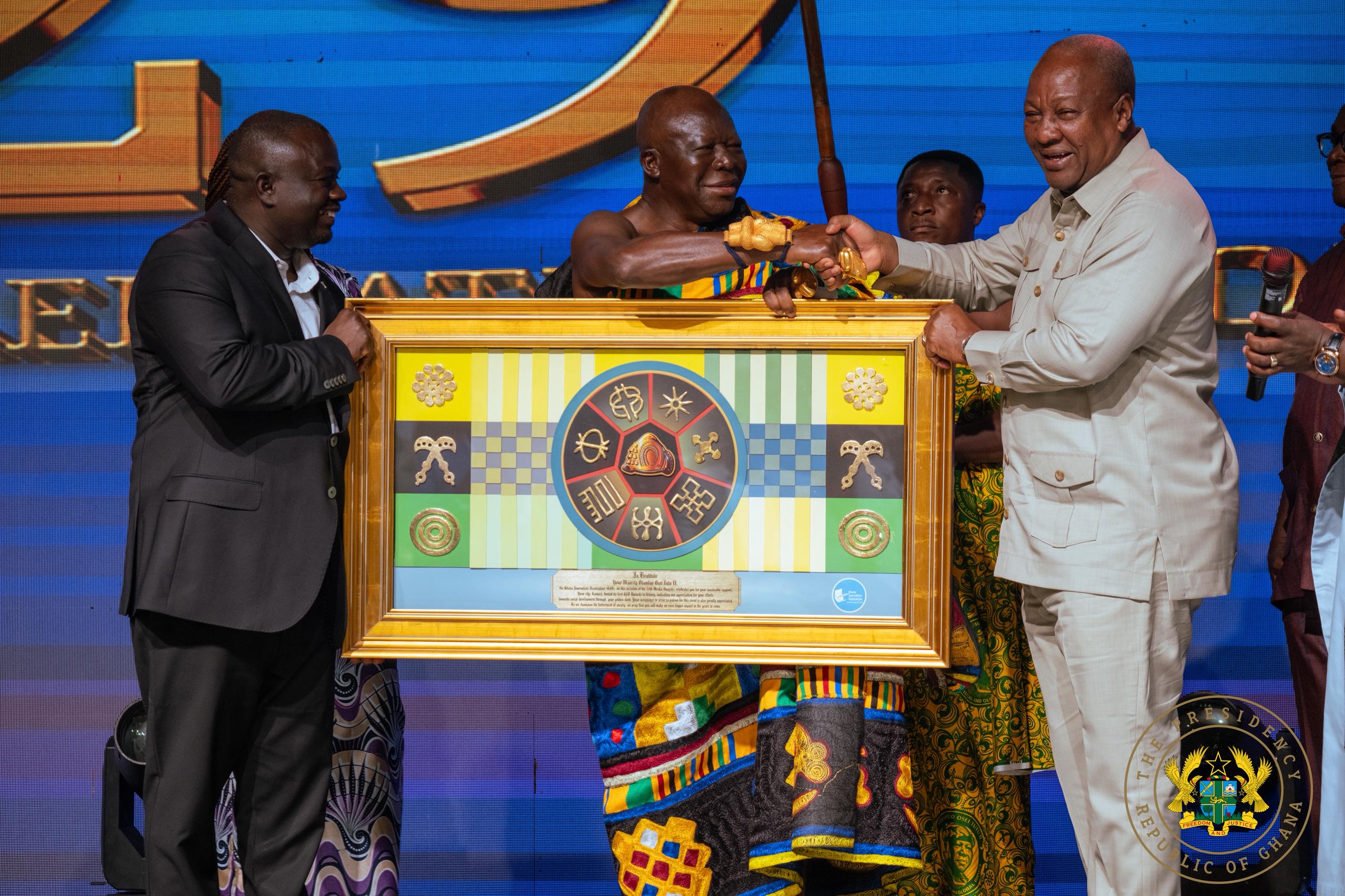 Otumfuo rewards two top journalists with GHS50,000 cash
