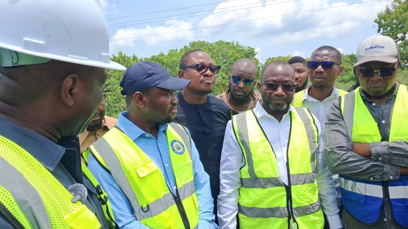 Road Minister fights contractor over shoddy work on Techiman–Wenchi project