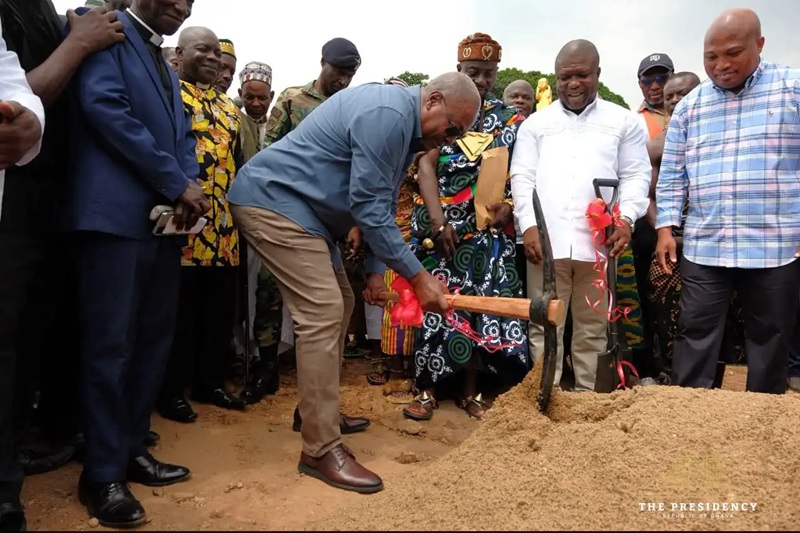 Mahama cuts sod for 24-hour economy market at Juapong Mahama cuts sod for 24-hour economy market at Juapong