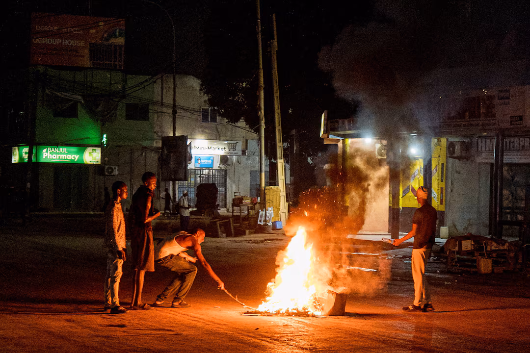 The Gambia: Protesters burn tyres to denounce power cuts