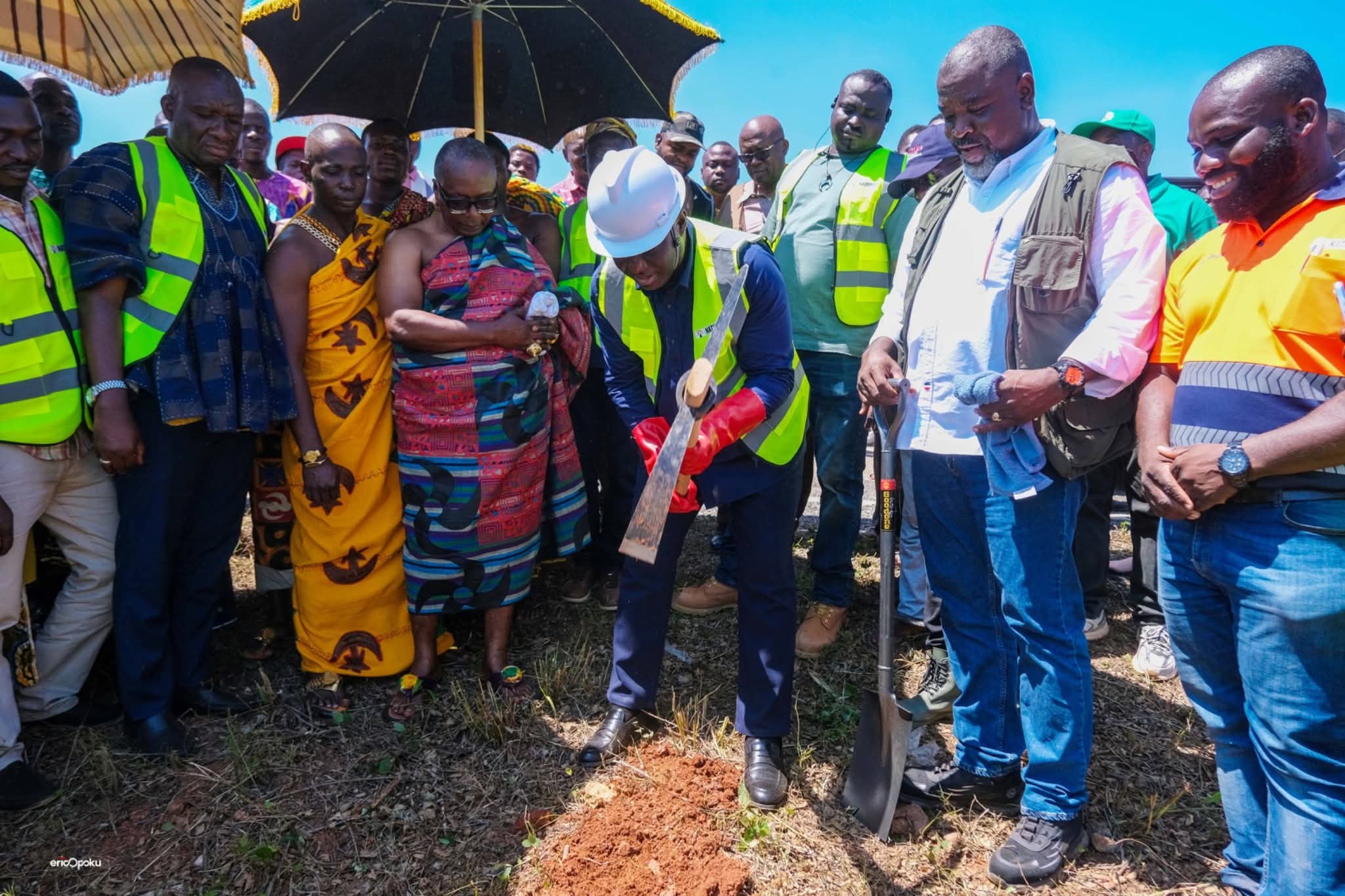 Agric Minister cuts sod for construction of irrigation project at Aninkroma