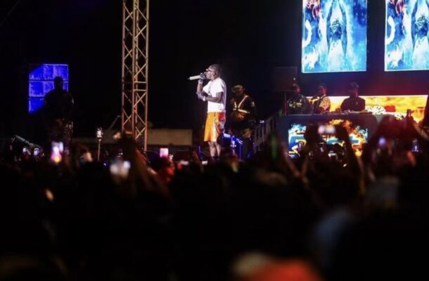 Shatta Wale performs Stonebwoy’s ‘Putuu’ in unity message at Adaklu Shatta Wale performs Stonebwoy’s ‘Putuu’ in unity message at Adaklu